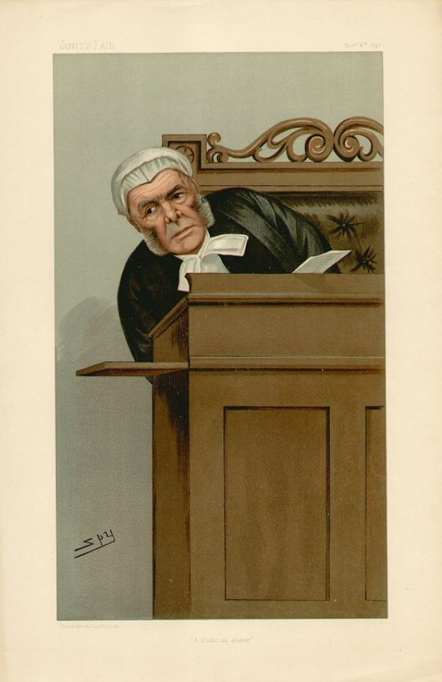 Alter Mann in schwarzem Gewand und weißer Mütze, der an einem hölzernen Podium sitzt und ein Buch mit dem Titel "Ein Richter" vor sich hat.