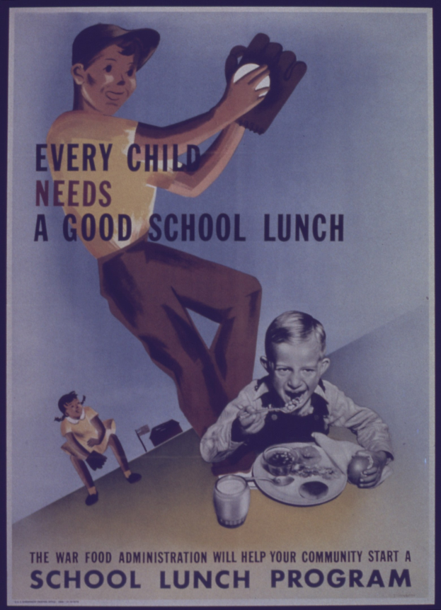 Ein Plakat mit einem Jungen und einem Mädchen an einem Tisch mit einem Teller Essen, einem Glas und anderen Gegenständen, mit der Aufschrift "Jedes Kind braucht ein gutes Schulessen."
