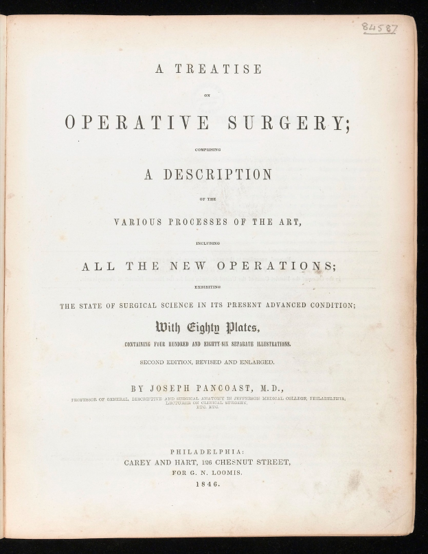 Ein aufgeschlagenes Buch mit dem Titel "Abhandlung über die operative Chirurgie: Beschreibung verschiedener Prozesse der Kunst, alle neuen Operationen" vor einem dunklen Hintergrund.