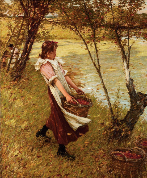 Eine Frau in einem Obstgarten steht auf grünem Gras, hält einen Korb mit frisch gepflückten Äpfeln, während hohe Bäume und ein Gewässer im Hintergrund unter einem klaren blauen Himmel zu sehen sind.