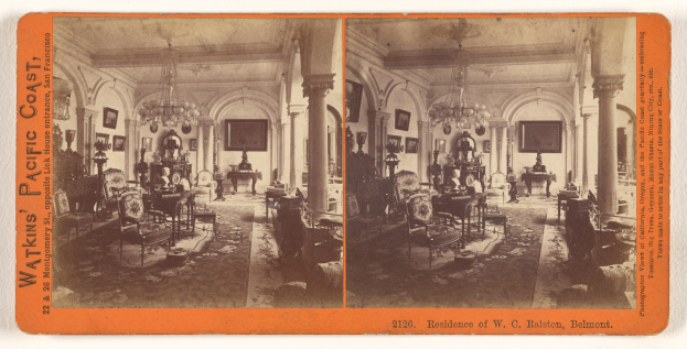 Vintage-Foto eines Wohnzimmers mit prunkvoller Möblierung, gerahmten Bildern an den Wänden und Säulen sowie verblichenem Text.