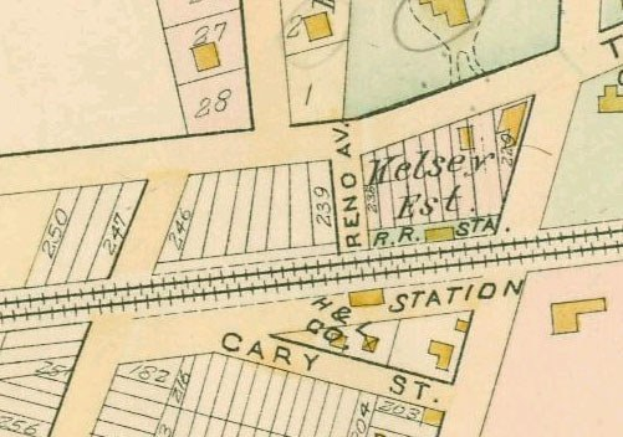 Alte Karte einer dicht bebauten Stadt mit nummerierten Parzellen, Textanmerkungen und einer 'Grundstück-zu-Verkauf'-Anzeige unten.