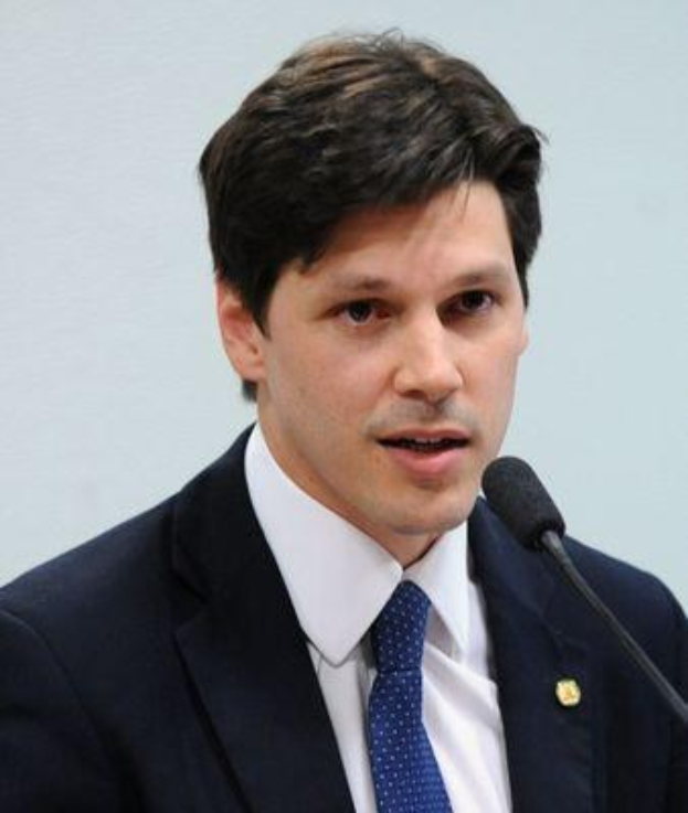 Ein Mann im Anzug und Krawatte spricht in ein Mikrofon und scheint die Nachricht von einem vom Staat genehmigten Gesetz zur Verbot des Internets zu verkünden.