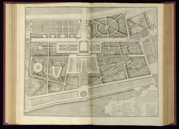 Offenes Buch mit detaillierter Stadtplan-Illustration, einschließlich Gebäuden, Straßen und Sehenswürdigkeiten, begleitet von beschreibendem Text.