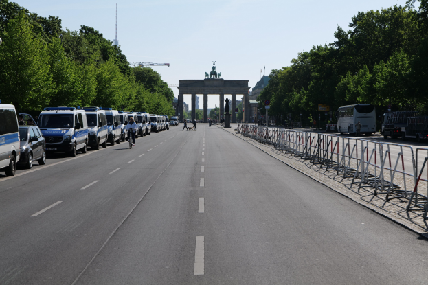 POL-KR: Polizei beschlagnahmt Auto und Führerschein eines 18-Jährigen nach Straßenrennen