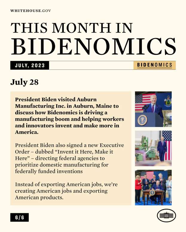 Präsident Biden steht an einem Rednerpult mit einem Mikrofon, umgeben von Menschen, Flaggen und anderen Gegenständen, mit der Aufschrift "Dieser Monat in Bidenomics Juli 28".