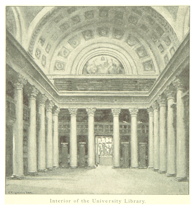 Innenraum einer Universitätsbibliothek mit beeindruckenden Säulen und detaillierten Deckenentwürfen, mit Text am unteren Rand, der das Ästhetische verstärkt.