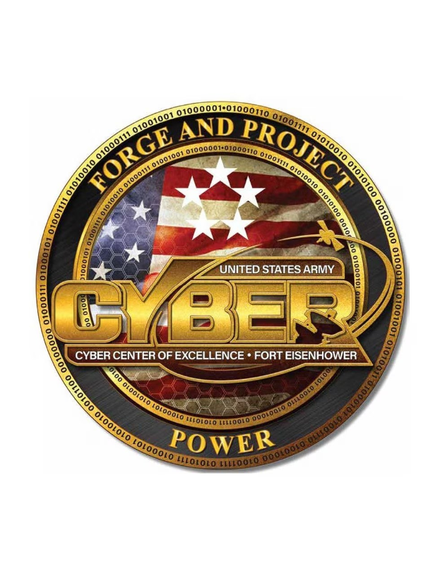 Logo des United States Army Cyber Center of Excellence, Fort Eisenhower, mit einem blauen Kreis mit einem weißen Stern, einem weißen Rand und dem Text "Forge and Project Cyber Power" in fetter schwarzer Schrift darunter.