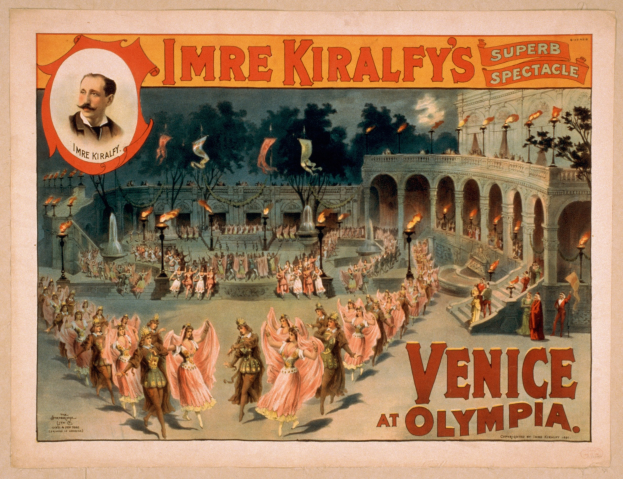 Plakat für Imre Kiralfys Super-Spektakel in Venedig, das kostümierte Künstler vor einem gebogenen und säulengestützten Gebäude mit Laternen und Bäumen im Hintergrund zeigt.