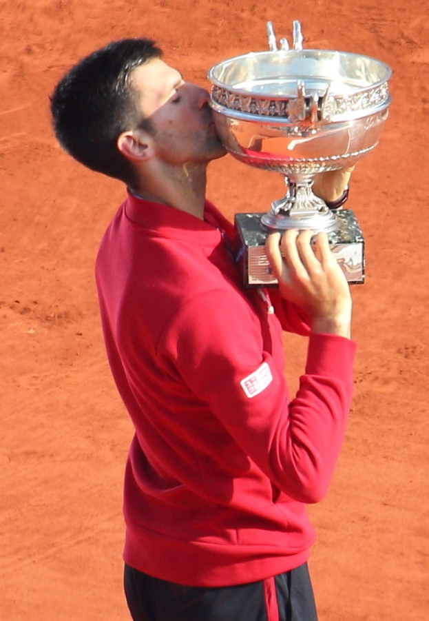 Novak Djokovic hält den French Open-Pokal und feiert nach Sieg gegen Rafael Nadal im Herrensingelfinale.