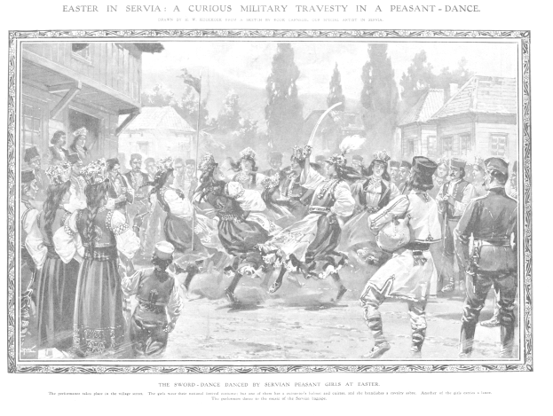Schwarzes und weißes Bild einer Gruppe von Menschen, die vor einem Publikum tanzen, mit Häusern und Bäumen im Hintergrund und einem Text unten, der "Ostern in Servia: Eine kuriose militärische Travestie in einem Bauerntanz" lautet.