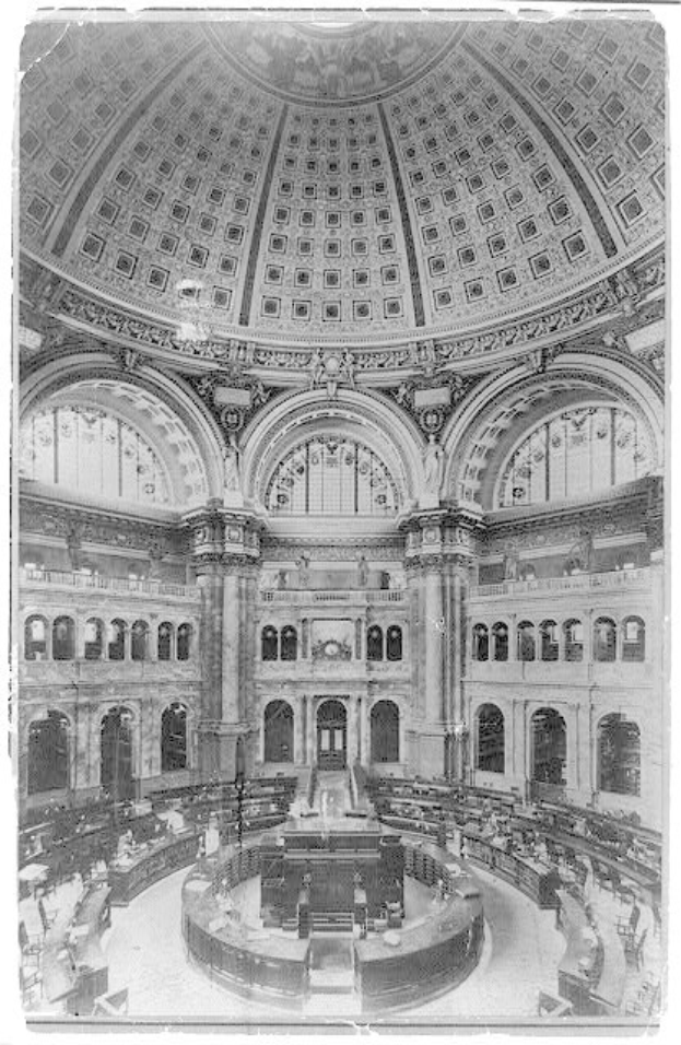 Innenraum der Bibliothek des Kongresses in Washington, DC, ein großer schwarzer und weißer Raum mit Tischen, Stühlen, Säulen, Bögen, Fenstern und einer Decke, mit wenigen anwesenden Personen.