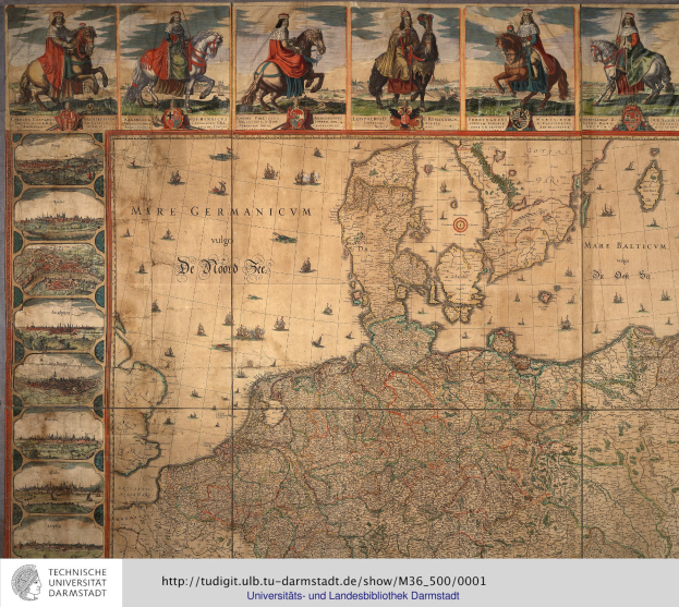 Eine detaillierte Karte von Deutschland mit einer Gruppe von Menschen in traditioneller Kleidung, die im Hintergrund auf Pferden reiten und Text am unteren Rand.