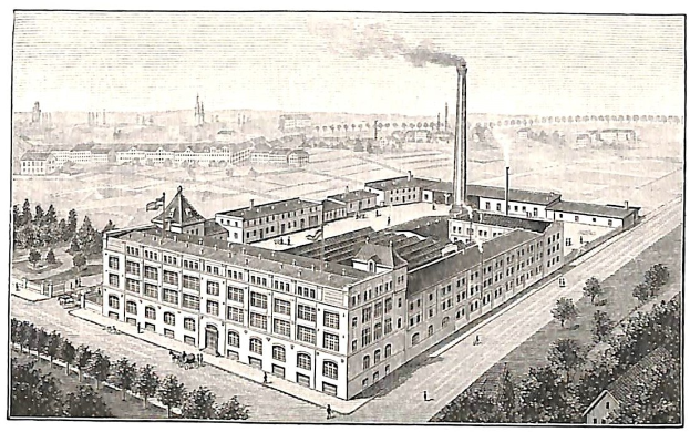 Alte Fabrik mit einem großen zentralen Gebäude, umgeben von Bäumen und Text unten.