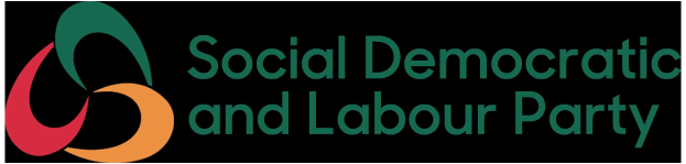 Weißer Hintergrund mit zentralem fetten schwarzen Text, der "sozialdemokratische und arbeiterpartei" enthält und von einem schmalen schwarzen Rand umgeben ist.