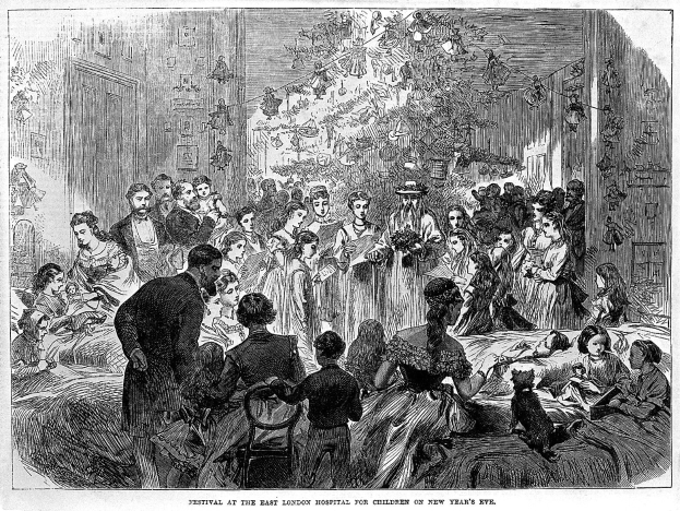 Schwarze und wei├če Zeichnung einer Menschenmenge in einem Raum, einige stehen und einige sitzen auf Stühlen, mit Text unten lesend "Festival im Ostlondoner Krankenhaus für Kinder am Silvesterabend".