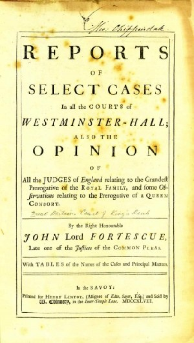 Altes Buch mit dem Titel 'Berichte aus den Gerichten von Westminster-Hall sowie die Meinung von John Lord Fortescue' ist aufgeschlagen und zeigt eine Seite mit schwarzem Text.