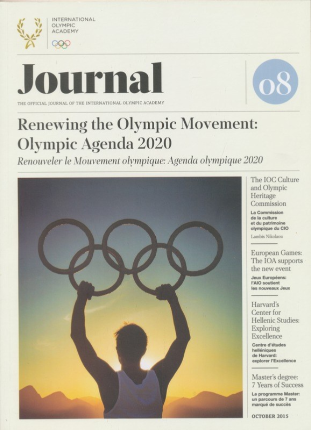 Eine Person in einem weißen Hemd und blauen Shorts hält die Olympischen Ringe in den Händen und steht vor einem Blatt Papier mit den Worten "Renewing the Olympic Movement" und "Olympic Agenda 2020" unter einem hellblauen Himmel mit weißen Wolken und Sonne.