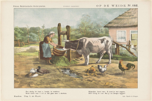 Frau melkt eine Kuh auf einer grünen Wiese mit Hennen, Enten, einem hölzernen Zaun, einem Haus, Bäumen und einem bewölkten Himmel.