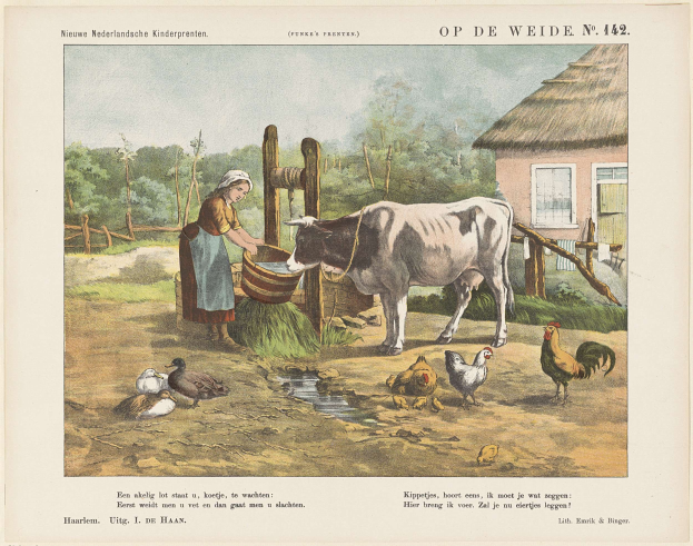 Frau melkt eine Kuh auf einer grünen Wiese mit Hennen, Enten, einem hölzernen Zaun, einem Haus, Bäumen und einem bewölkten Himmel.