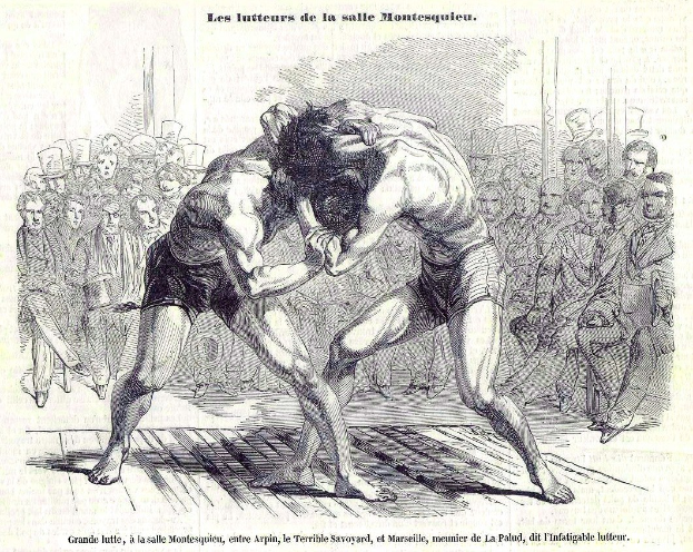 Zwei Männer ringen vor jubelnder Menge, Fäuste erhoben und Gesichter entschlossen.