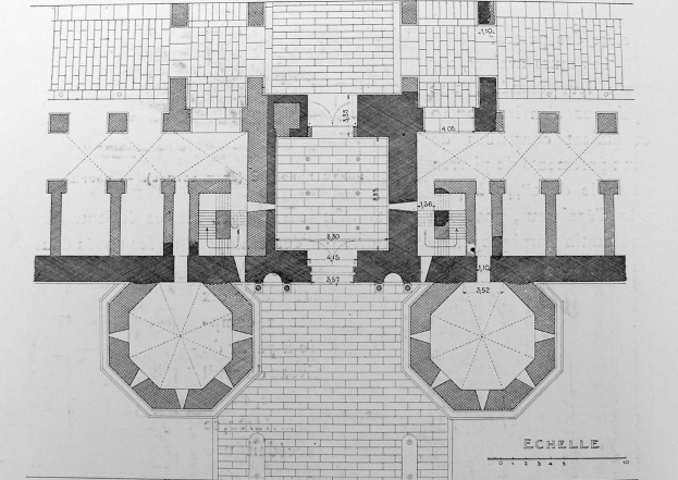 Schwarzes und weißes architektonisches Grundrissbild eines Gebäudes mit zahlreichen Fenstern, das als Echelle-Schule-Architektur-Site-Plan bezeichnet wird, zeigt Räume, Flure und andere strukturelle Details.