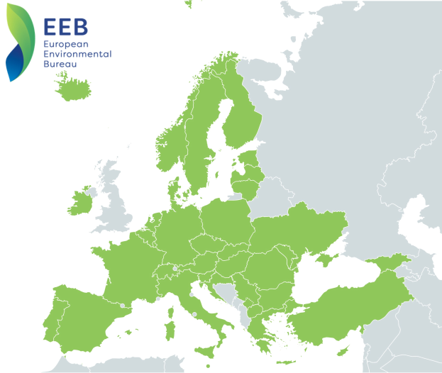 Eine Europakarte mit dem Logo des Europäischen Umweltbüros (EEB) oben links, die in verschiedenen Grüntönen schattiert ist, um die EU-Regionen anzuzeigen.