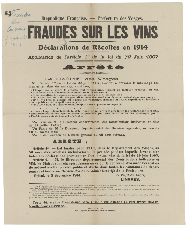 Schwarz-weißes Dokument mit der Überschrift "Fraudes sur les Vins", das einen ernst dreinblickenden Mann in Anzug und Krawatte mit zurückgekämmtem Haar zeigt.