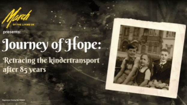 Plakat mit dem Titel "Reise der Hoffnung: Rückblick auf den Kindertransport nach 85 Jahren" mit einem Gruppenfoto von lachenden Menschen auf der rechten Seite und Text auf der linken Seite vor einem hellblauen Himmel mit weißen Wolken.