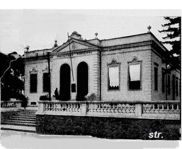 Schwarz-weiß-Foto eines Gebäudes mit der Aufschrift "Prefectural Municipal Office, San Francisco, California" mit Fenstern, Türen, Säulen, Treppen, Geländern, Pflanzen, Bäumen und einem Himmel im Hintergrund.