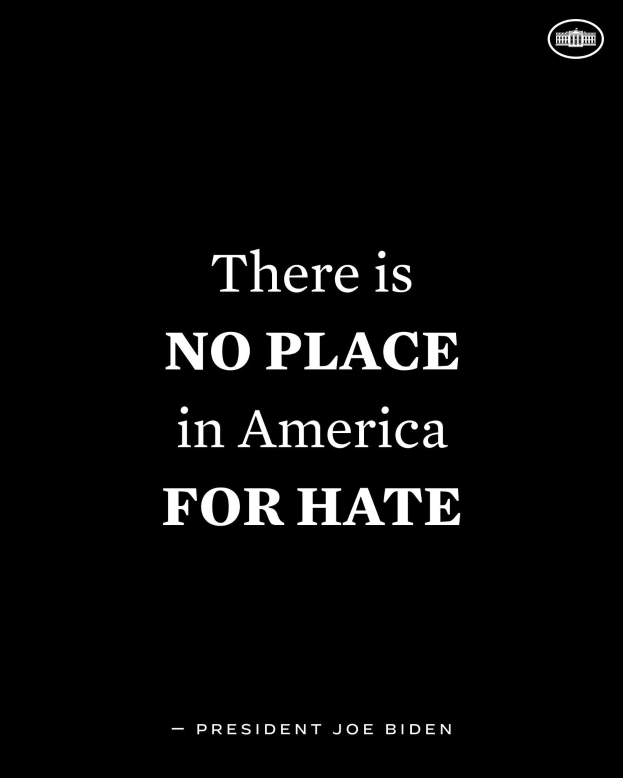 Schwarzer Hintergrund mit fetter weißer Schrift, die "Es gibt keinen Platz in Amerika für Hass" lautet und Präsident Joe Biden zugeschrieben wird.