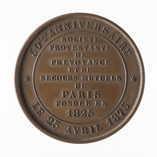 Eine Bronzemedaille mit der Aufschrift "50. Jubiläum" auf weißem Hintergrund.