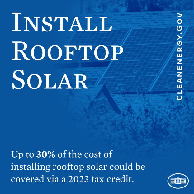 Plakat, das eine 2023er Steuergutschrift von bis zu 30% der Kosten für die Dachsolaranlage zeigt, mit Bäumen und einem Gebäude mit Solarpanelen im Hintergrund.