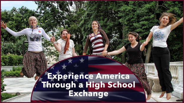 Gruppe von Frauen, die in die Luft springen und lachen, umgeben von Grün unter einem klaren blauen Himmel mit Text unten: "Erlebe Amerika durch einen High School Austausch."
