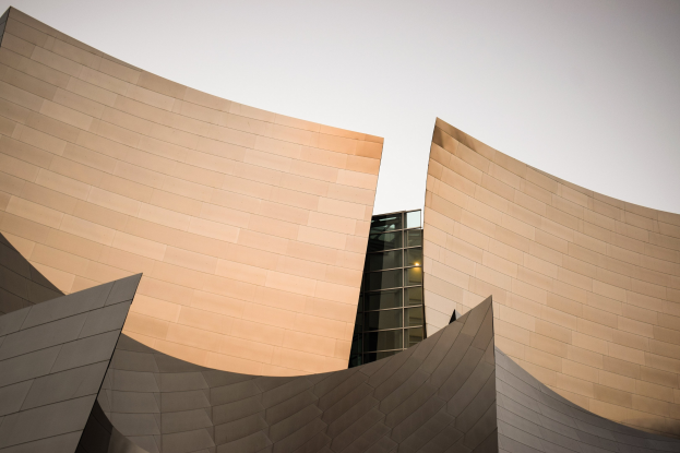 Moderner Konzertsaal in Los Angeles mit Glasfenstern und einem klaren blauen Himmel im Hintergrund.