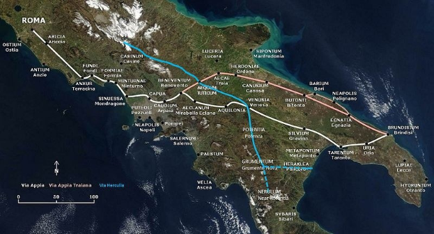 Blaue Linie auf einer Italienkarte, die eine kreisförmige Zugroute von Rom zeigt, die durch beschriftete Städte und Ortschaften führt.