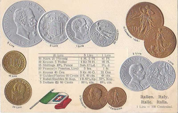 Eine Sammlung italienischer Münzen von 1877–1910, darunter mehrere 20-Lire-Münzen, die in einer Reihe auf Papier angeordnet sind, mit zwei Flaggen darunter, darunter die italienische Flagge.