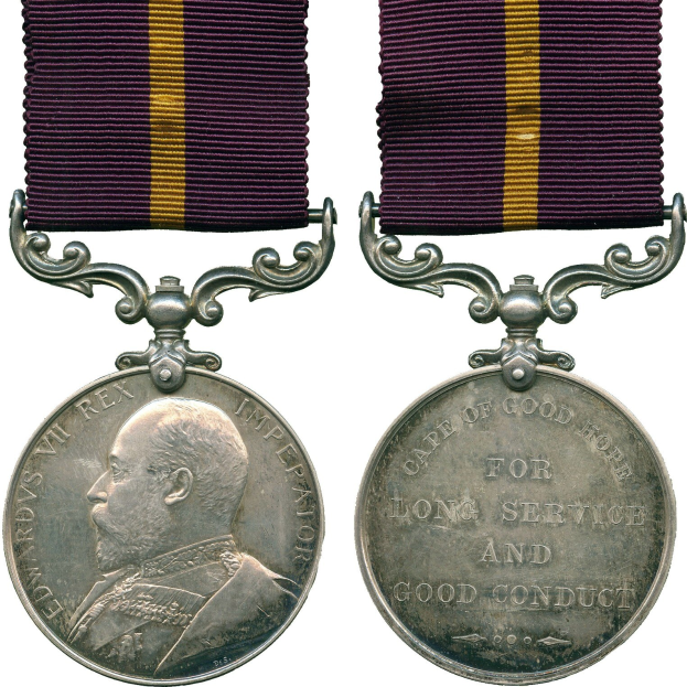 Silberne Medaille mit lila und gelbem Band, das ein Profilbild links und den Text "Verdienstmedaille für treue Dienste" rechts zeigt.