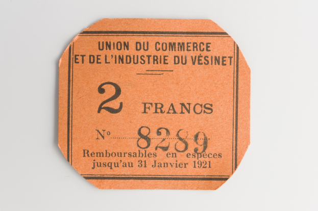 Orange Ticket mit "Union du Commerce et de l'Industrie du Vésinet" darauf gegen einen weißen Hintergrund.