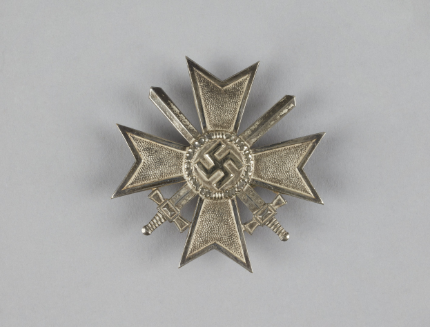 Silberne Medaille in Form eines Kreuzes mit dem Orden vom Stern der deutschen Kaiserreiche, dargestellt auf einer weißen Oberfläche.