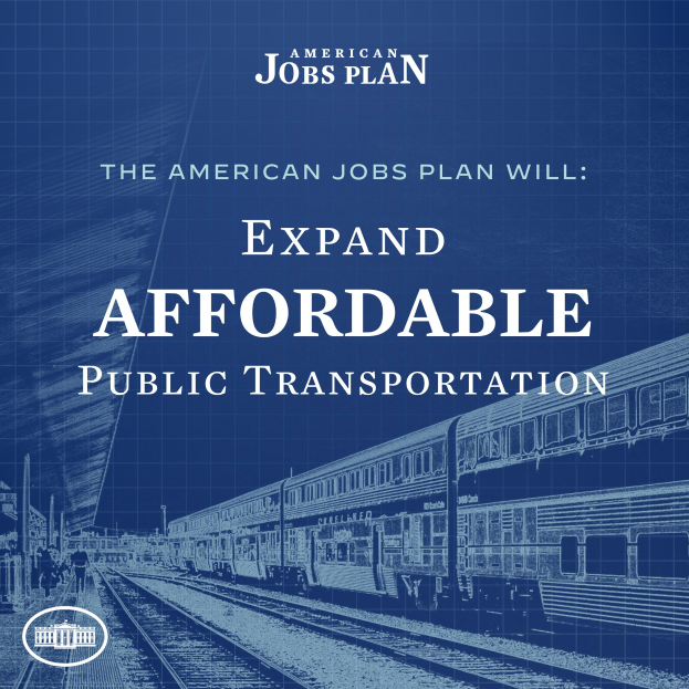 Plakat mit einem Zug auf Eisenbahnschienen mit ein paar Menschen in der Nähe, das "The American Jobs Plan Will Expand Affordable Public Transportation" bewirbt.