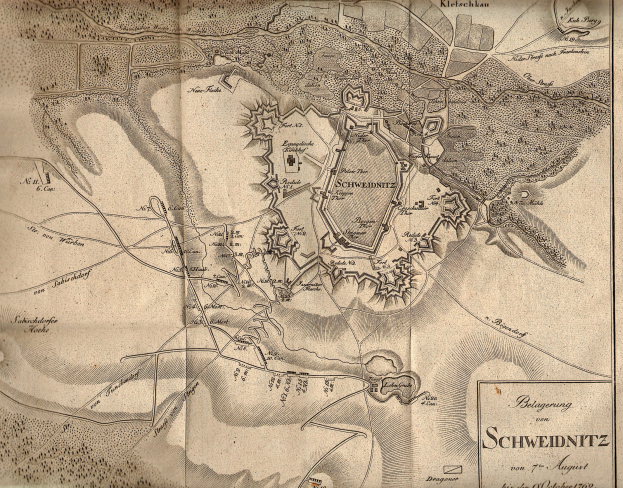 Ausfühliches altes Stadtplan von Schweidnitz, Deutschland, mit Straßen, Gebäuden und Landmarken sowie begleitendem Text über Bevölkerung, Geschichte und Kultur.