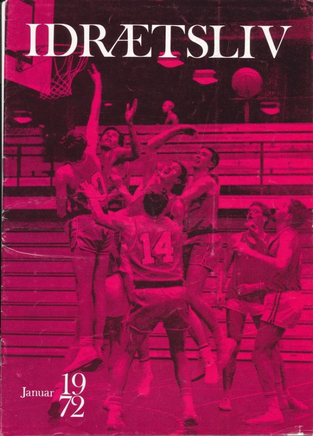 Buchumschlag mit einer Gruppe von Menschen in Basketballkleidung, die unter einem hellblauen Himmel mit weißen Wolken ein Spiel spielen, betitelt "idretslv - januar 1972".