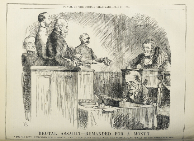 Eine handgezeichnete Skizze auf Papier, die eine Gruppe von Menschen zeigt, die um einen Tisch sitzen, mit einer Person in einem zentralen Stuhl, Bücher und Gegenstände auf dem Tisch und der Text "brutaler Angriff - vorläufig festgenommen" unten.