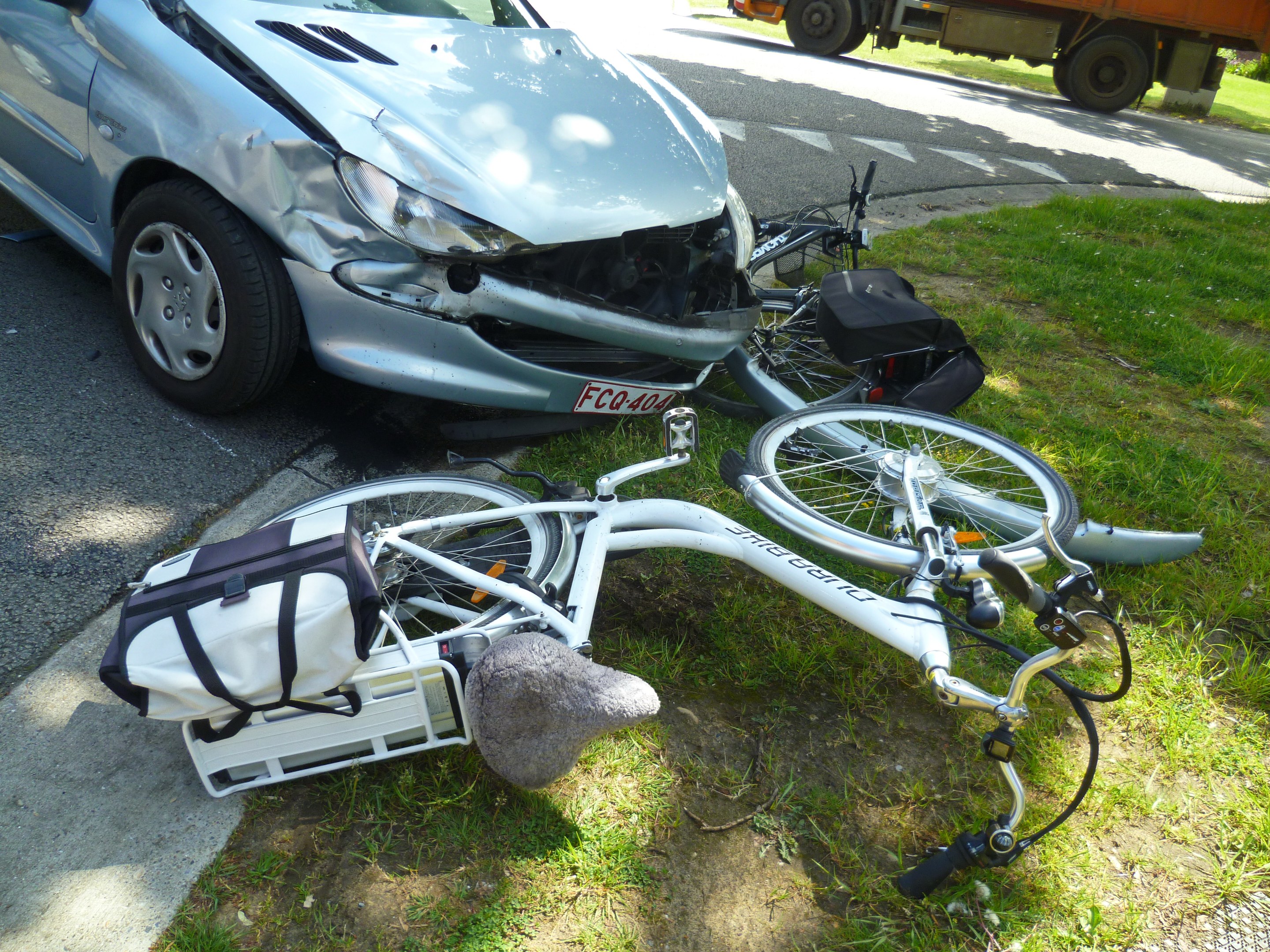 POL-EU: Radfahrer stürzt: schwer verletzt