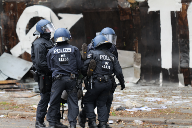 POL-GE: Beamte bei Widerstand verletzt