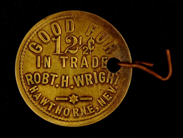 Goldmünze mit 'Gut für 12% im Handel' eingraviert, an einem Haken hängend.