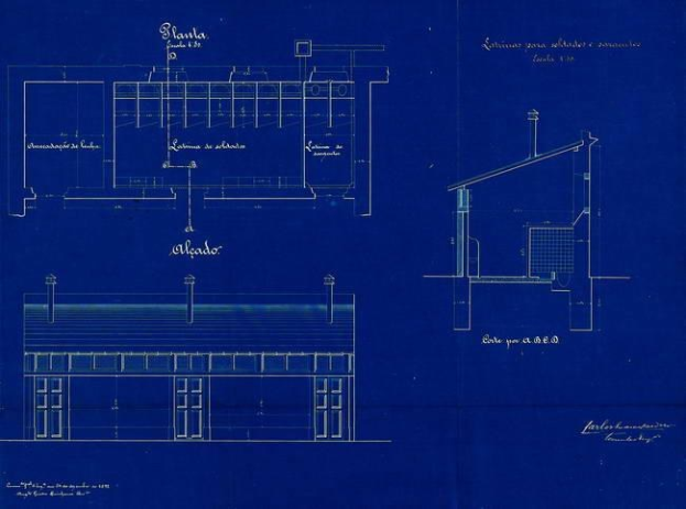 Ein detaillierter Bauplan eines Gebäudes mit blauen Linien, Plänen und Textnotizen.