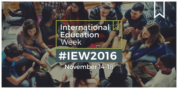 Gruppe von Menschen auf einem Sofa sitzend, einige halten Bücher und Stifte, mit 'International Education Week IEW 2016' Text in der Mitte, in ein Gespräch vertieft.