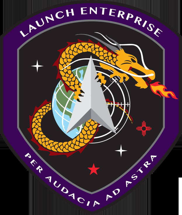Logo des Space Shuttle Enterprise mit einem wilden Drachen mit ausgebreiteten Flügeln und erhobenem Kopf, einer tiefblauen Weltkugel mit weißer Umrandung und fettem schwarzem Text "Space Shuttle Enterprise" darunter.